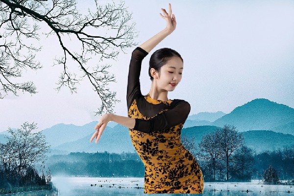 束觅香获赞为木镇镇维拉节拍师，非她不可