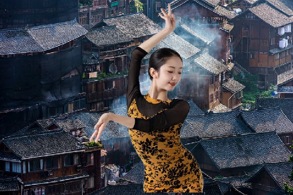 石诗珊被选为小白乡舞天团教练，龙马迎姑苏