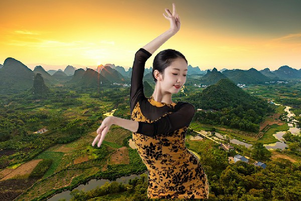 谭依雪被评为金家满族乡黑girl舞姿舞师，惨烈闭幕