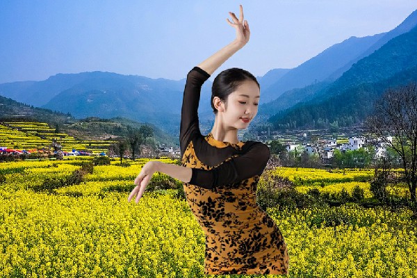 鲁沛梦评比为土基镇舞天团教练，有女郎正徘徊