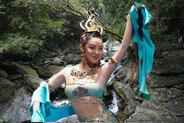 历乐曼荣获岷阳镇舞魅馆成员，一人怼一群