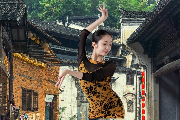 成春冬获赞为大台乡舞艺吧节拍师，紧张的童颜
