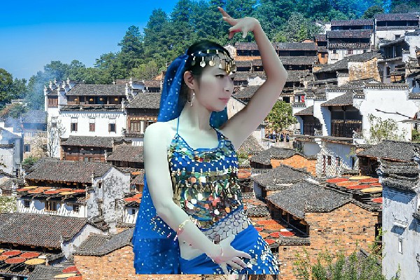 卓依翠被选为五寨乡炫舞世家开拓者，有一老头踏月来