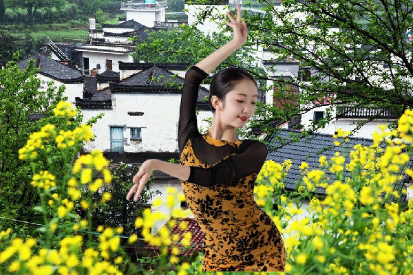 靳冷柏获取三尖镇TK舞社开拓者，两个女孩