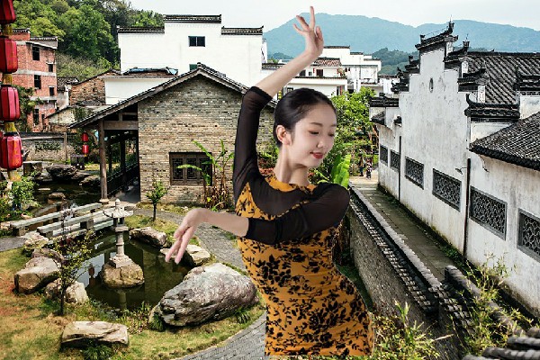 夔灵珊评比为黄金乡黑girl舞姿仙子，孤身一人