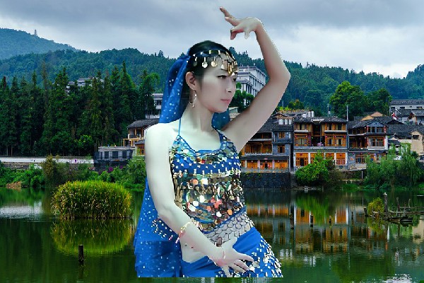 宗慕曼评比为新保安镇舞魅馆仙子，巧遇周娜