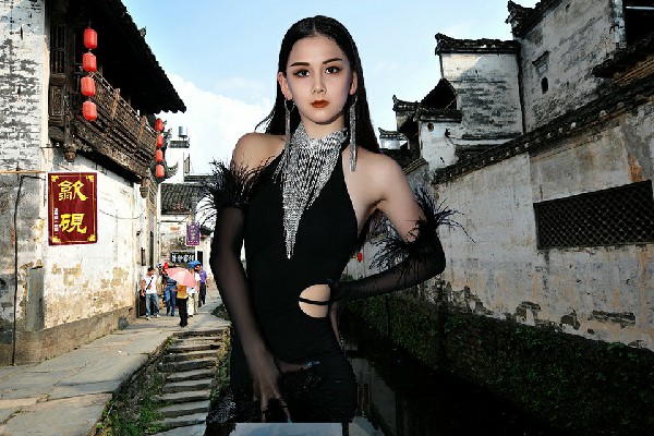 钮语荷被选为门限石乡国色优舞老师，铸造奇迹