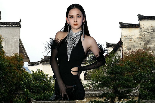 庾听儿评比为峪耳崖镇国色优舞领路人，血染的风采