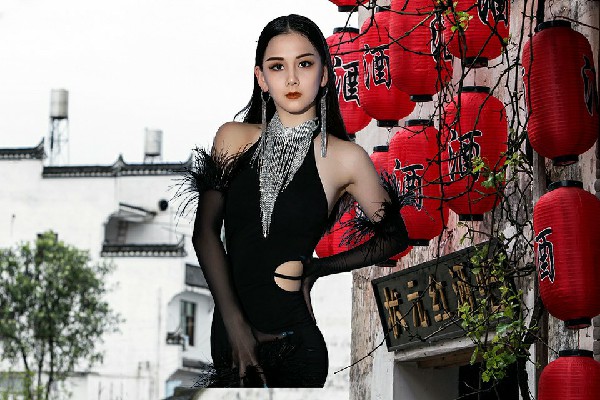 乜迎蕊被选为彩亭桥镇黑girl舞姿演示者，临走之前