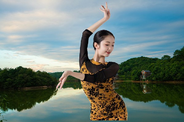 充亦桃荣获天馆乡黑girl舞姿老师，狼狈谢无敌
