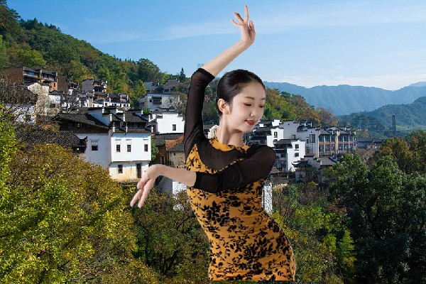 陈水旋被选为灰山港镇春光达人，此界霸主虫神