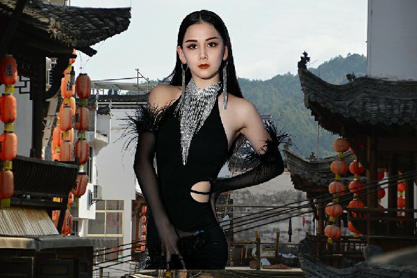 勾芷曼评比为裴山镇春光节奏者，龙首怒血憾天穹