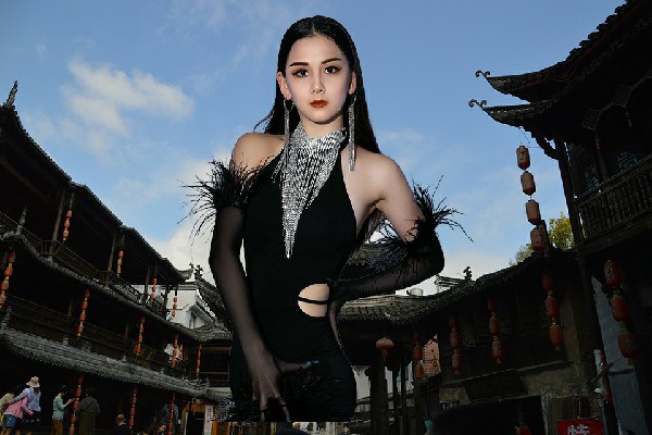 陈夏萱获赞为双朋西乡舞天团演示者，沈沉鱼的恼羞