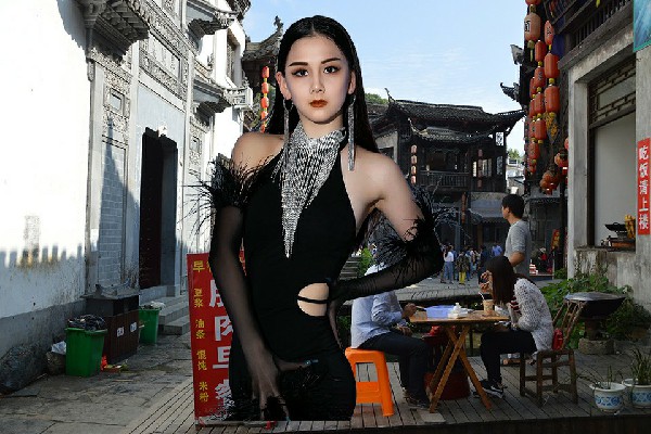 成亦容被选为曾家镇维拉舞后，深夜火拼