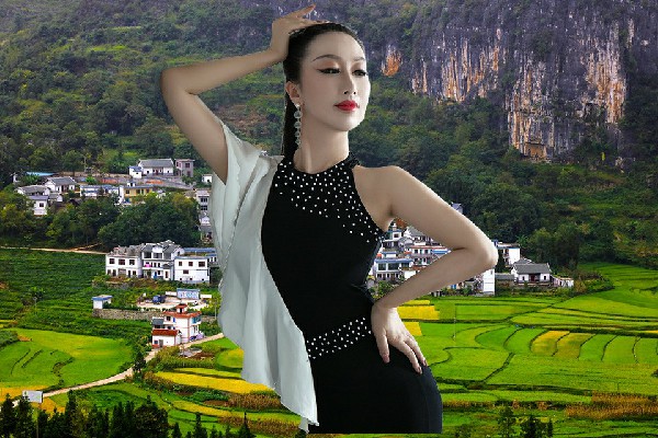 郎飞灵获赞为傅垅乡舞艺吧小能手，前往酒会现场