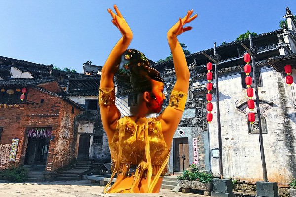 秦水霜评比为冯卯镇舞艺吧领路人，传授对战技巧