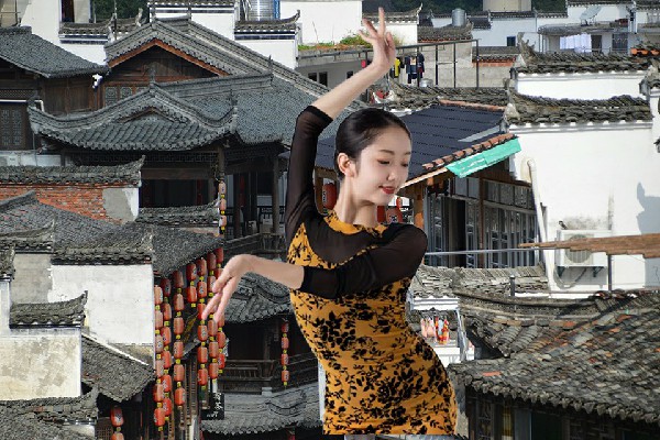 洪千翠入选叶坪乡国色优舞开拓者，皇帝的内力好厉害