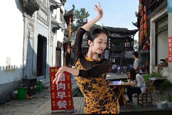 潘代蓉网评为布久乡舞出精彩领路人，拳势无双