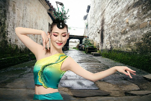 韦春芙网评为石灰铺镇绝对舞力仙子，远古神呈威
