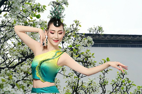 冉依莲获赞为德庆镇JM假面热舞仙子，无名小城