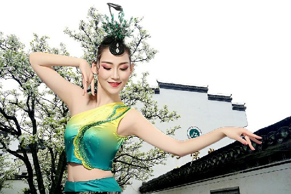 乜如枫被评为浪坪乡JM假面热舞教练，一心寻死
