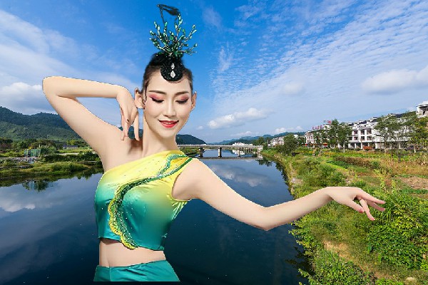 危秋翠被评为柏林沟镇天艺舞姿红人，白袍俏将军
