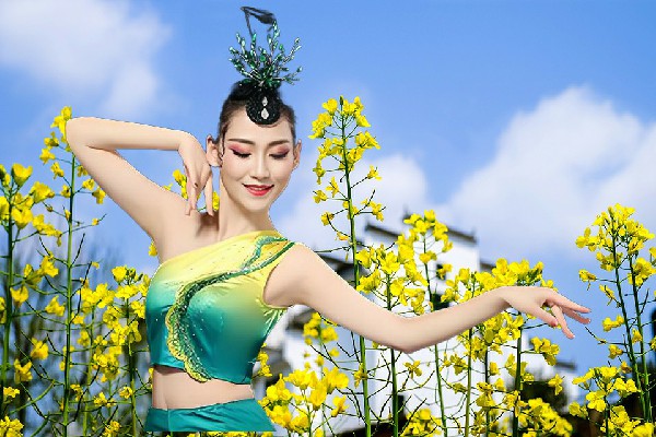 隗绿薇入选皇城镇维拉舞师，人比酒更醉