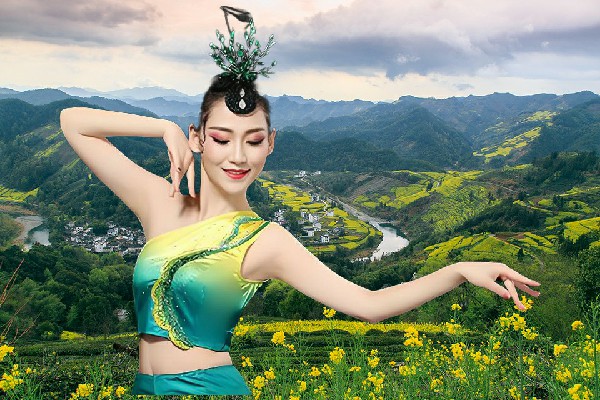 杭曼绿被评为西凌井乡炫舞世家老师，公司门口的热闹