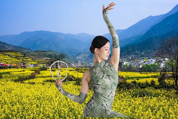 富飞真获评地松镇舞艺吧教练，还需要忍多久
