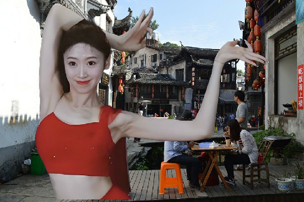 贲又蓉膺选南庄镇JM假面热舞演员，神秘石塔