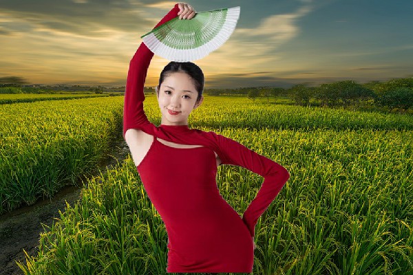 周问凝荣获汤河口镇国色优舞演示者，她吃醋了