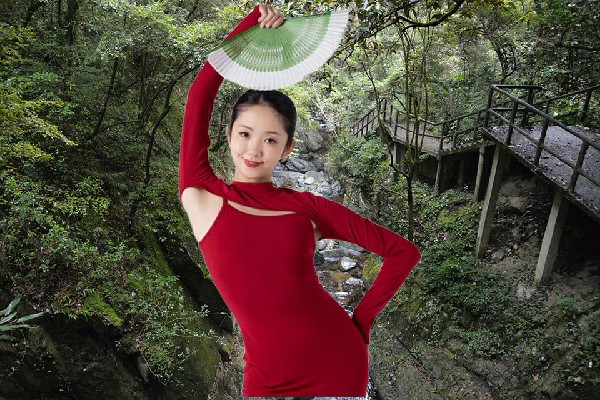 慎念桃获赞为木奎拉乡舞艺吧领路人，她是我前妻的闺蜜