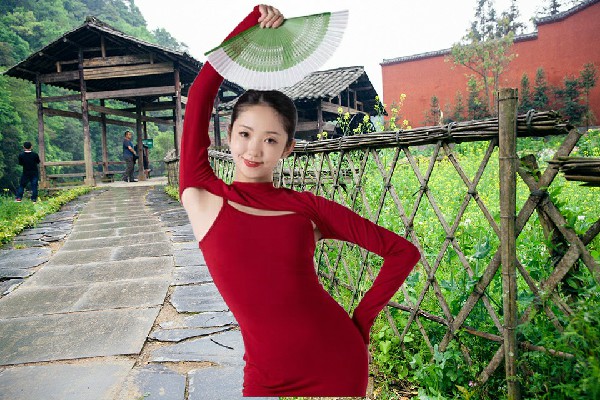 司山霜获赞为中韩庄乡JM假面热舞舞后，意想不到的电话