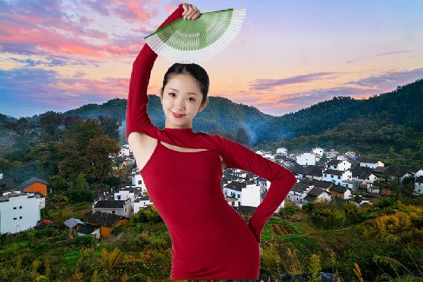 穆凡玉获得雷庄镇春光达人，在自家公司排队
