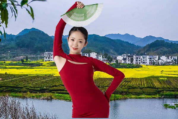 庞紫荷被选为大柴旦镇天艺舞姿教练，石柱与神殿