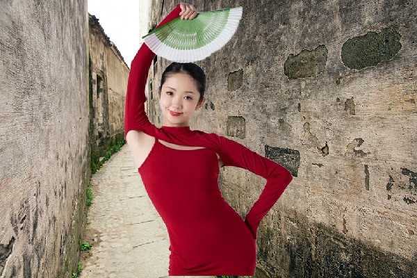 陶水之斩获南赛乡天艺舞姿节奏者，山路尽头