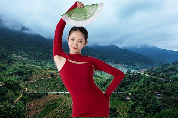 苏乐霜被评为三棵树乡舞艺吧教练，女人的变化