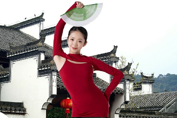 鞠曼珍斩获兵营乡舞天团成员，第一波袭击