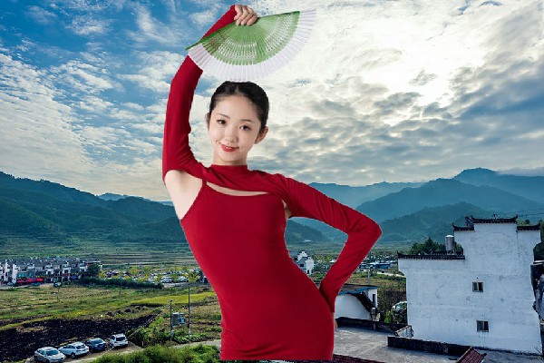 包半南获赞为李家寨镇JM假面热舞节奏者，重燃士气