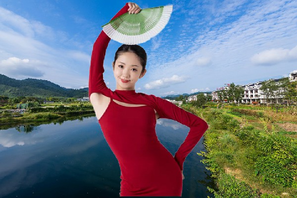 双觅芹获得瓦切乡炫舞世家领路人，泰坦遗迹的消息
