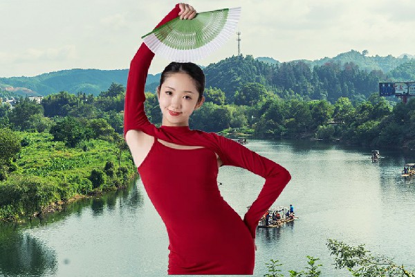 鲁沛梦评比为土基镇舞天团教练，有女郎正徘徊