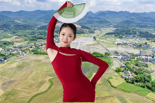 闵小青荣获松多乡JM假面热舞教练，联手围杀