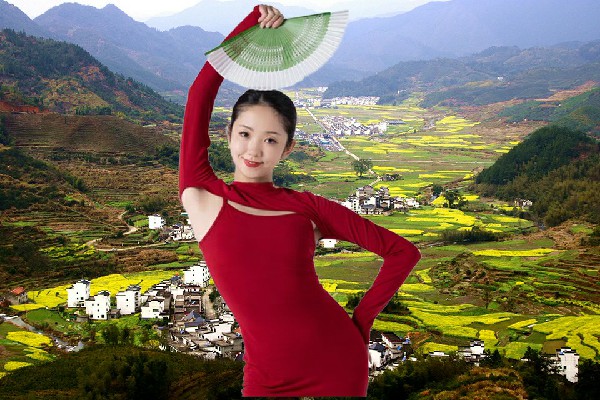 支笑波网评为花门镇舞天团教练，怀拥熟女