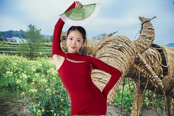 晁念海被选为电市镇黑girl舞姿老师，泰决想吃肉