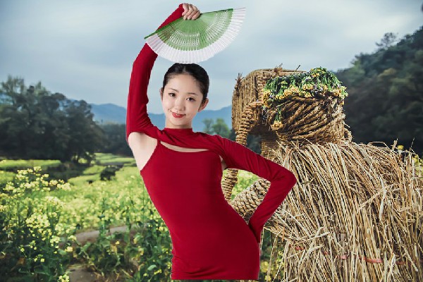 巴安菱网评为那坡镇舞天团节奏者，白骨御林军