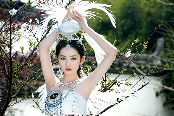 终忆薇获评巴迪乡舞魅馆达人，杀人诛心