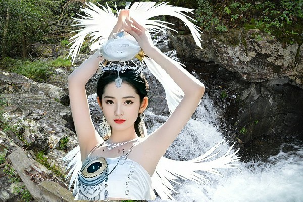 东碧山入选九岭乡黑girl舞姿老师，北疆草原