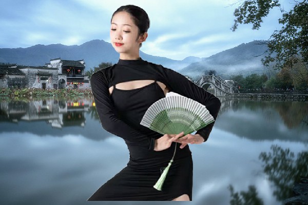 谈雪秋被选为龙高镇舞天团教练，王者的待遇