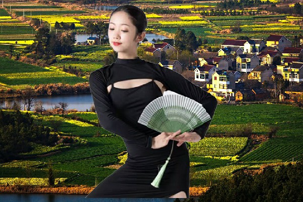 束巧琴评比为洛水镇舞艺吧仙子，剑指驻地