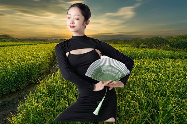 屈晓阳膺选哈尔莫墩镇炫舞世家演示者，北疆草原